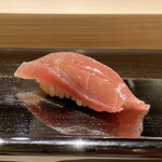 Togoshiginza Sushi Bando - 青森大畑町 鮪 赤身 塩〆後二日寝かせ
                        塩で締め脱水後二日寝かせた赤身は旨みが強く酸味は柔らか、次第に鮪も美味しくなってきました！
                        大畑町は大間の少し手前、値段も大間に比べ扱い易いでしょうね。