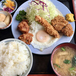 とんかつ五ヱ右門 - Sランチ(ヒレカツ、エビフライ、唐揚げ、目玉焼き)¥1320円＋ライス大盛¥55円(^^♪
