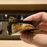 戸越銀座 鮨 ばんど - ホタテ磯辺焼き
                      香ばしく焼かれ海苔の風味と一味唐辛子でホタテが美味しい事！
                      めちゃ熱々でしたけど(⌒-⌒; )