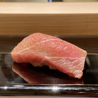 戸越銀座 鮨 ばんど - 青森大畑町 鮪 トロ 209kg 塩〆後二日寝かせ
                    中トロと赤身の間ぐらいの部位のトロ、それこそトロッとして脂のりも良くこれは美味、旨味が凝縮してます。
                    シャリがこのトロには抜群のバランスの良さです♪