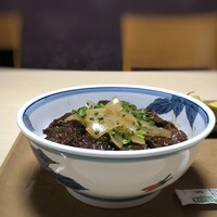 中洲鷹勝 本店 - ＊たっぷりのお肉と、上には玉葱を割り下で煮たような品。 ご飯は大盛りに出来るようですが、普通で。でも多かったので小盛でよかったかも。(^◇^;)