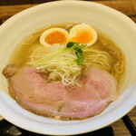 ラーメン 健やか - 味玉塩と貝のラーメン