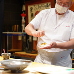 天寿し - カボスをギュッと絞る