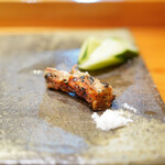 天寿し - 車海老のカシラをカリカリに焼き上げる