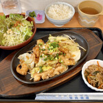 まんぷく亭 - もつ焼き定食(¥980)・選べる小鉢(¥150)チャプチェ風
