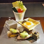 網元の宿 ろくや - 八寸：山芋豆腐の旨出汁 連芋 イクラ 豚バラ肉塩煮 イエローズッキーニ 天豆 地魚若草焼き 栗麸田楽 けしの実 地野菜スティック レモンドレッシング