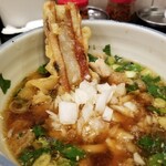 Nikujiru Udon Okumura - ちくわ天には生玉ネギ。