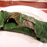 ガネーシュ - 2013春を味わうコース(4000円)のお魚料理：桜鯛 バナナの葉包み焼き