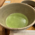赤福茶屋 - 温かな抹茶が赤福とよく合います。