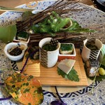 Ise Miyagawa No Sato Hinakaya - 八寸……秋刀魚の煮付け、里芋、銀杏、鰹クルミ
                        　　　　　小松菜と揚げ、鰤の茄子の南蛮漬け、
                        　　　　　やまちゃだけと春菊のお浸し
