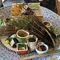 伊勢宮川の里 鄙茅 - 八寸……秋刀魚の煮付け、里芋、銀杏、鰹クルミ
                    　　　　　小松菜と揚げ、鰤の茄子の南蛮漬け、
                    　　　　　やまちゃだけと春菊のお浸し