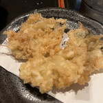 長生庵 - 牡蠣天３５０円×２。旨味を閉じ込めるという点では、フライよりも天ぷらの方が上手のように感じます。ジューシーな熱々牡蠣が、私を幸せに導きます（╹◡╹）（╹◡╹）