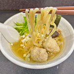 石山商店 - 麺は菅野製麺製の中太縮れ麺