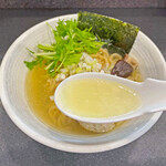 石山商店 - 「ままかり煮干し」の芳醇な旨味と、「白醤油」ならではの旨味で、魚介100%とは思えないコクと旨味が有るスープ