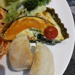 CAFE&BAR サリチェ - 上キッシュ、下プチパン