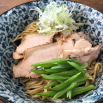 ラーメン イッケン - 醤油香るぷりもちの中太油そばとトロトロ豚チャーシュー、ネギ、ささげが美味しい！