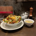 麺飯店 俵飯 - 豚唐卵とキャベツのチャーダレ炒め飯(豚唐増し)(並の中)
