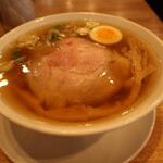 麺屋 TAMOTSU - らーめん(750円、斜め上から)