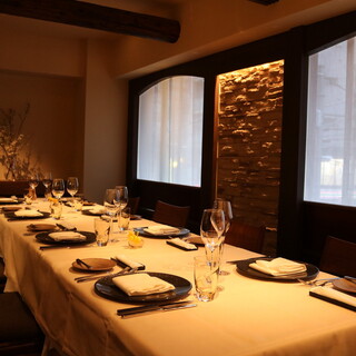 ブルターニュのレストランを思わせる落ち着いた空間で、本格フレンチとワインをぜひ。