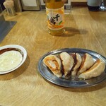 SAPPORO餃子製造所 - 餃子・5個 酢につけて………