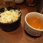 1ポンドのステーキハンバーグ タケル - サラダ ＆ コンソメスープ