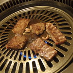 焼肉まんしゅう - まだ食うなよ、写真撮るヶ
