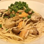 パスタ キッチン - ホタテ・木の子ガーリックジンジャ醤油バター風味1450円