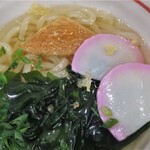 うどん めん天 - お揚げさん、かまぼこ、ワカメ