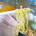 なりたや - チャーシューメンは縮れ麺です