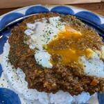 太陽とひまわりとレオン - カレーが入った容器は藍染窯で作られた藍色の水玉模様が鮮やかな容器です。