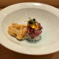 鮨 やざわ - 馬肉の丼；町田にこだわりの一品。横に添えられたのは日本一醤油のムース