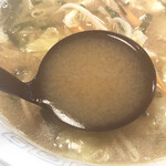 川崎増田屋 - みその味は控えめ、そばのだしを活かすためか塩味は若干強め（？）。しょうが、にんにくがほんのりと香る、後をひくスープ