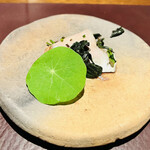 アカ - 前菜　鰆と金時草シェリー酒ビネガー仕上げ(明石産)薪の香り