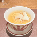 アカ - 生ハムと松茸のスープ