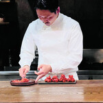 アカ - 馬肉・チョリソ・生ハムのタルタル　ハンバーグ状にして軽く炙る　　そのご卵黄の燻製と混ぜて大葉で包んで食べる