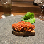 アカ - 馬肉(タテガミを含む)、チョリソ、生ハムと、卵黄の燻製で和える