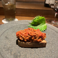 アカ - 馬肉(タテガミを含む)、チョリソ、生ハムと、卵黄の燻製で和える　　大葉で包んで食べる　バゲットにも