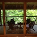 あせび野 - エレベーターホールの窓からバルコニー。喫煙はこのバルコニーで。