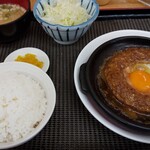 大衆食堂めしどき  - 鶏ハンバーグ定食。