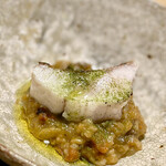 パルコ フィエラ - ❹黄アラ
      〜血抜きされた九州の黄アラのお粥。イタリアの5年熟成米に自家栽培のローストしたニセコの賀茂茄子を様々な出汁で炊き合わせ、ローストしたケールとバッチをのせて。複雑な味わいだが意外にサッパリ。