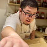 パルコ フィエラ - 生ハムの手渡し。ライブ感満載でしょ♫