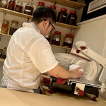 パルコ フィエラ - イタリア製スライサーのベルケルで厚さを変えてスライス。発酵、塩漬け、乾燥など多様な技法でメインの生ハムを生かしており、スライスされた生ハムは、手で摘んで鼻から抜ける香りを感じて頂きたいとのこと。