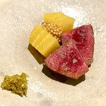 パルコ フィエラ - ❺経産和牛
      〜菅野牧園の自然の牧草で育ち役目を終えた経産牛。自然の環境で放牧され牧草のみで飼育された牛は、年齢を重ねて味が濃く赤身中心なのでヘルシー。ララファームの塩釜焼きにした野菜とレモン胡椒で。