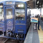 観光列車 おれんじ食堂 - 2022年5月　観光列車 おれんじ食堂 1号車　HSOR114A　新八代駅にて記念写真を撮ってもらいました。