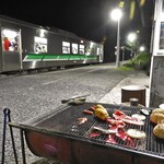 駅の宿　ひらふ - 夕食（ホームでのバーベキュー）（長万部行き普通列車が停車しました）