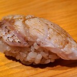 鮨 さかい - ㉑炙り赤鯥(長崎県対馬列島産)、紅葉卸し
      産卵期は初夏～初秋、旬は晩秋～晩冬
      脂が濃厚な上に、軽く炙って旨みを引き出してあり、少し強過ぎかと思いましたが、赤酢のシャリとマッチしてバランスが良かった