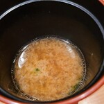 鮨 さかい - ⑳赤鯥と牡丹海老の頭で取った出汁の合わせ味噌のお味噌汁
      赤鯥の頭と骨&牡丹海老の殻の出汁なので、赤味噌であっても甘みも旨みがあり、コクと深みを楽しめて嬉しいです。