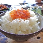 駅の宿　ひらふ - 朝食（ご飯にイクラをのせて）