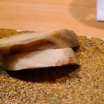 鮨 さかい - ⑤酒蒸し黒鮑(佐賀県唐津産)
      黒鮑の産卵期は秋～冬、旬は初夏～夏
      黒鮑は軟らかさと弾力が両立している抜群の蒸し加減、産卵期直前で滋養を貯め込んでおり、旨みと甘みが抜群！