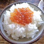 駅の宿　ひらふ - 朝食（ご飯にイクラをのせて）